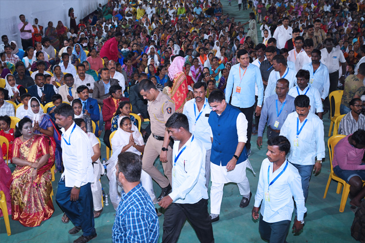 On January 13 and 14, 2024, thousands gathered for Grace Ministry's two-day prayer meeting at Sion on the Mumbai grounds. The two-day prayer assembly drew attendees from around Mumbai. This is a detailed report of the Day 2 prayer meeting conducted in Koliwada, Dharavi.